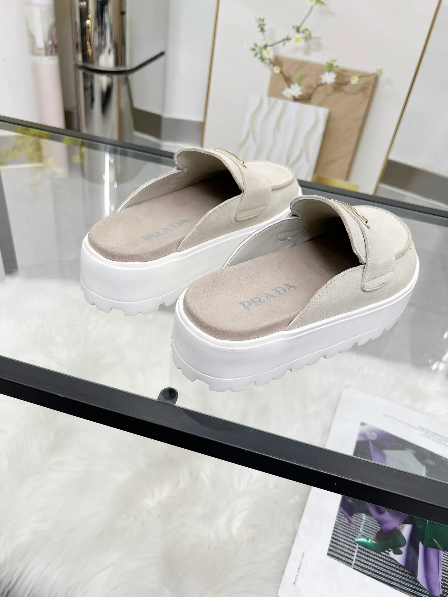 👟👟Ex-factory price 520👟👟 🌸Prada 2025 spring and summer new slippers 💫Velcro sandals The latest catwalk style, classic upgrades, both comfort and fashion. Each color combination looks good, and the design matches different style needs ✅Upper: original customized cowhide ✅Inner: original customized sheepskin lining, cowhide feet ✅Outsole: original molded anti-slip outsole ✅Number of codes: 35-40 (41 customized, non-refundable and non-exchangeable)